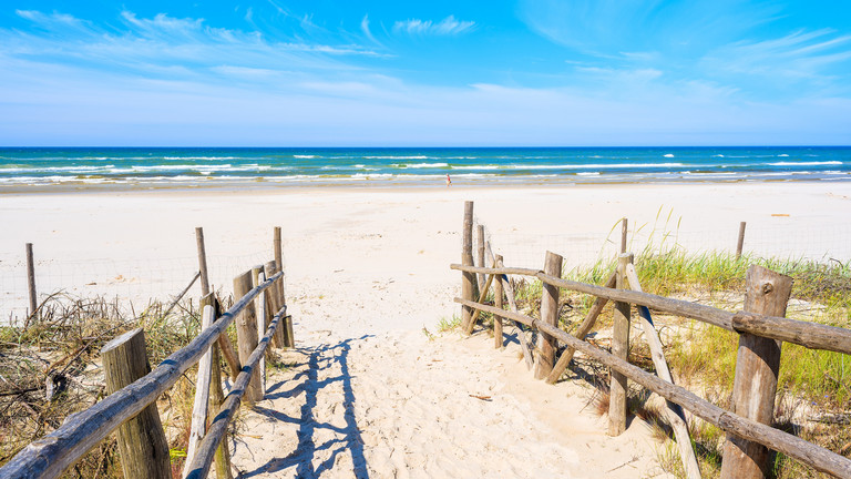 Blick durch den Aufgang zum Strand hin zum Meer, symbolisch für den Start in die Sommerferien Blick durch den Aufgang zum Strand hin zum Meer, symbolisch für den Start in die Sommerferien